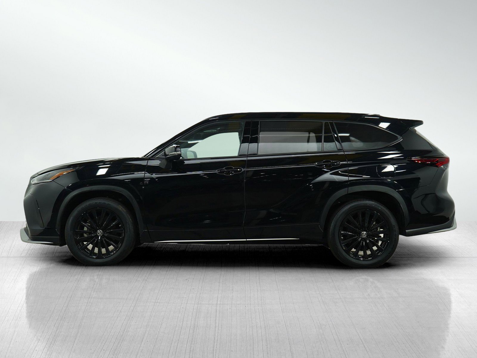 Used 2024 Toyota Highlander XSE with VIN 5TDKDRBH1RS553402 for sale in Minneapolis, Minnesota