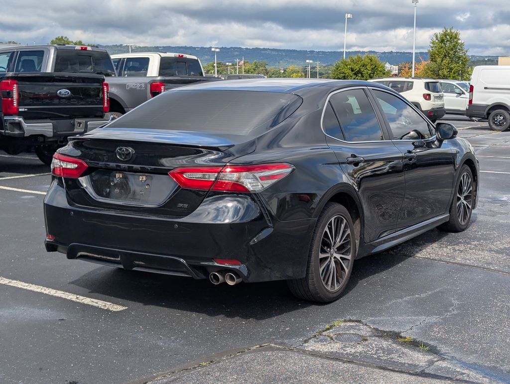 2018 Toyota Camry SE XLE photo 2
