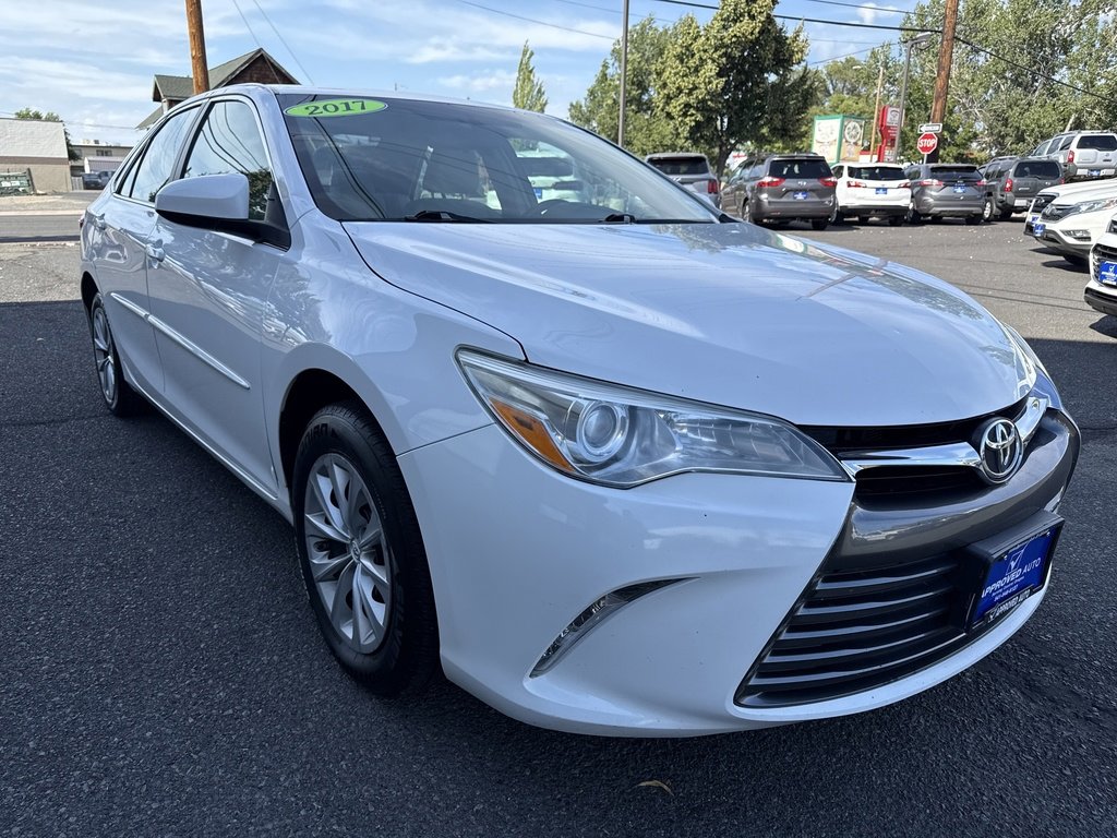 2017 Toyota Camry LE photo 3