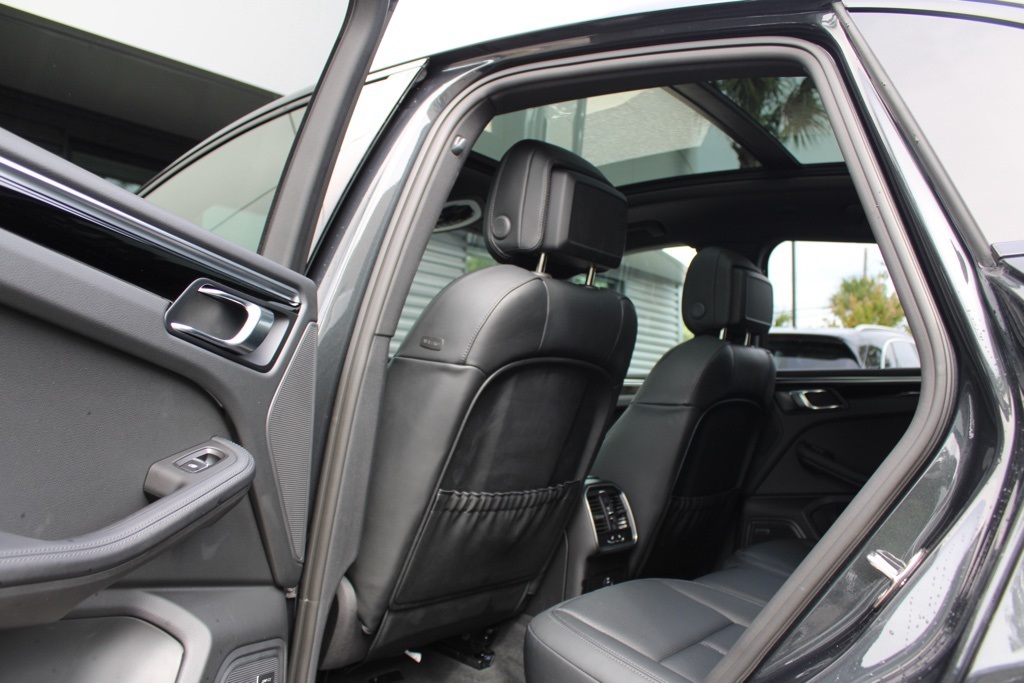 2025 Porsche Macan Base photo 27