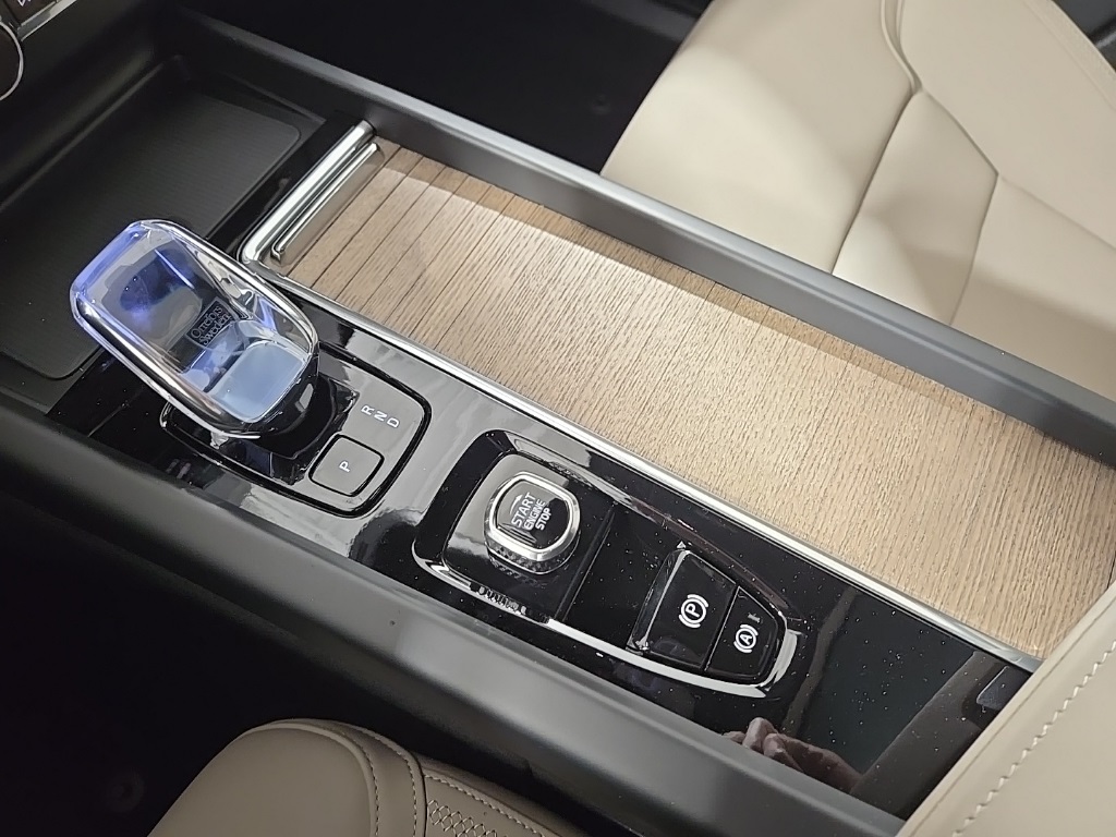 2026 Volvo XC60 B5 Plus photo 13
