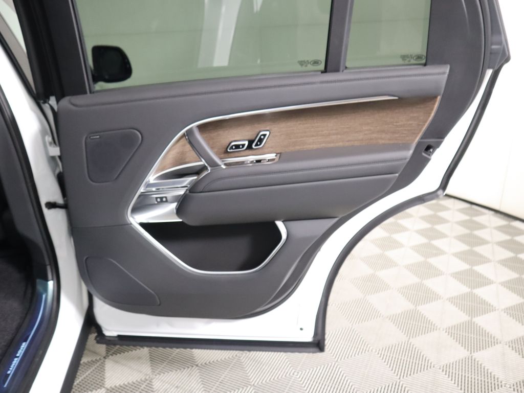 2025 Land Rover Range Rover SE photo 23