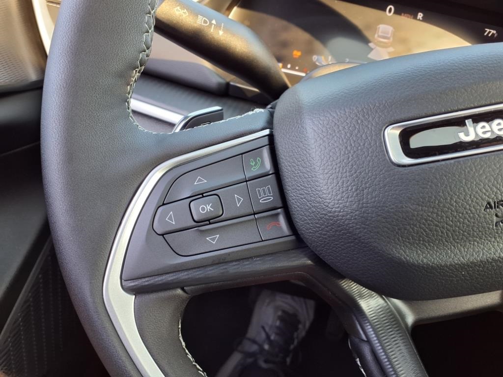 2025 Jeep Grand Cherokee Laredo Altitude photo 17