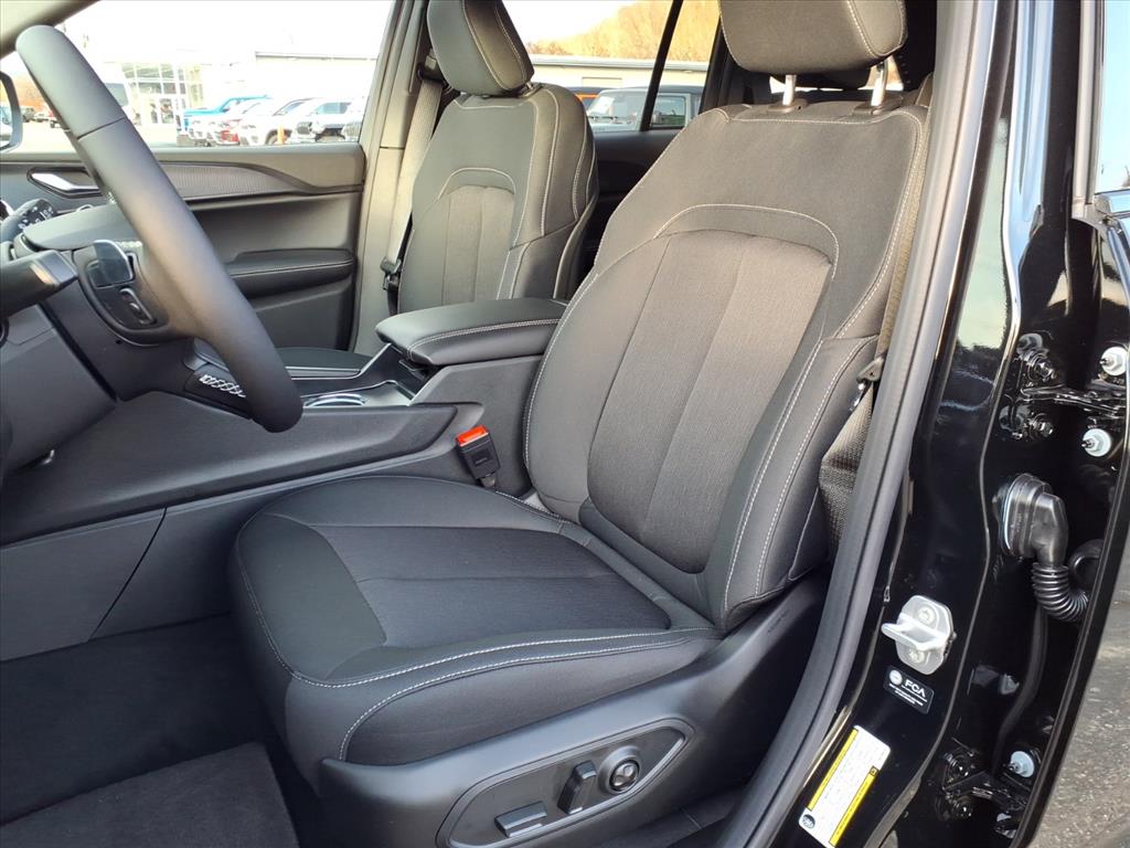 2025 Jeep Grand Cherokee Laredo photo 4