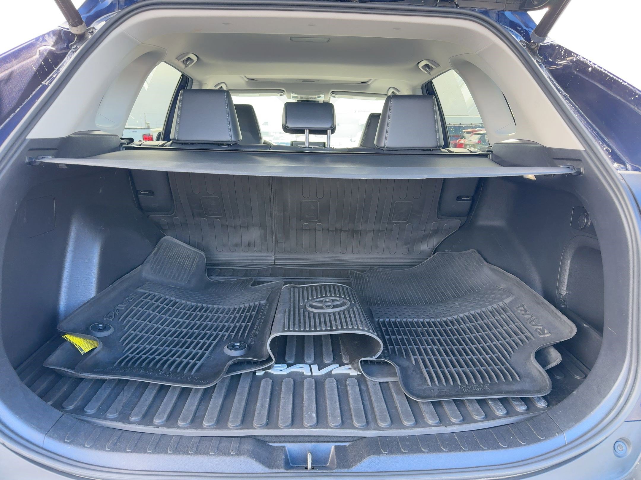2022 Toyota RAV4 Hybrid XLE Premium photo 27