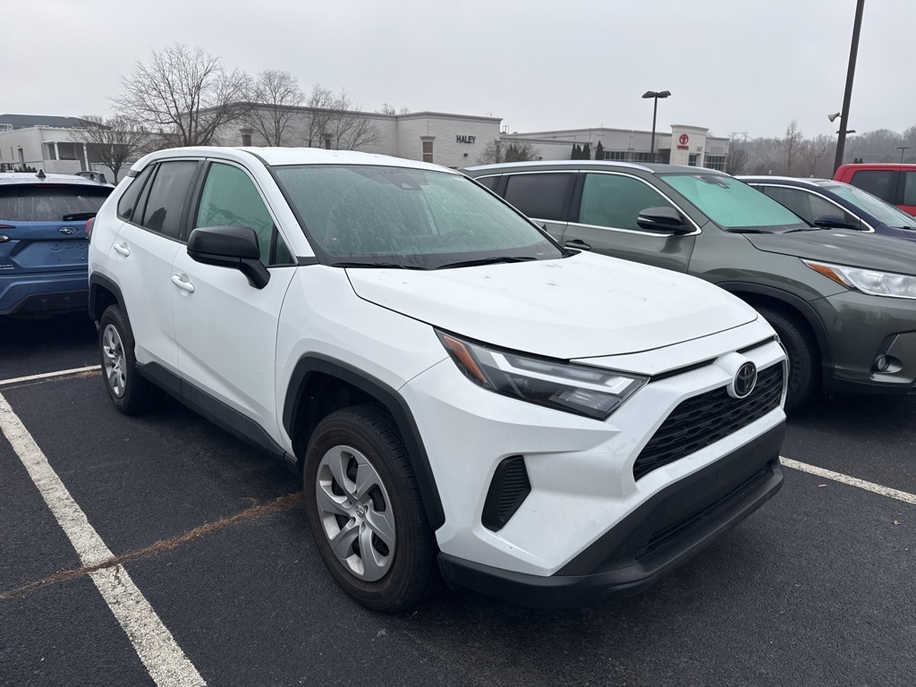 2025 Toyota RAV4 LE's photo