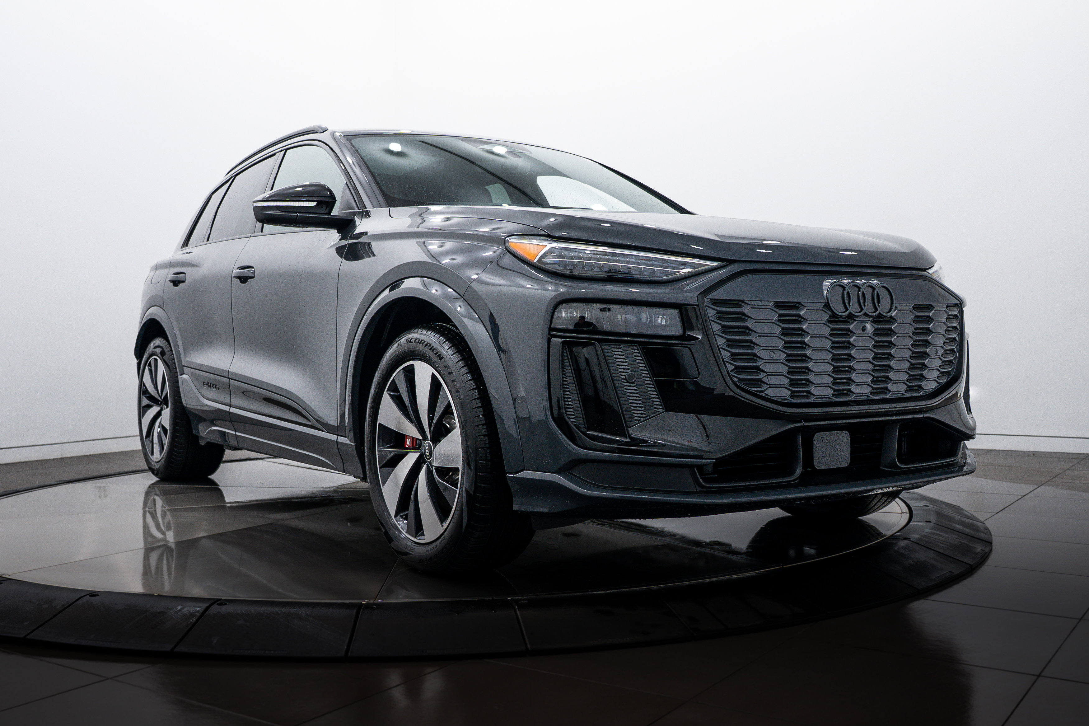 2025 Audi SQ6 e-tron Premium Plus's photo