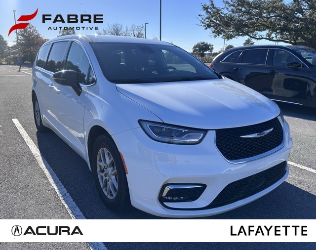 2025 Chrysler Pacifica Select's photo