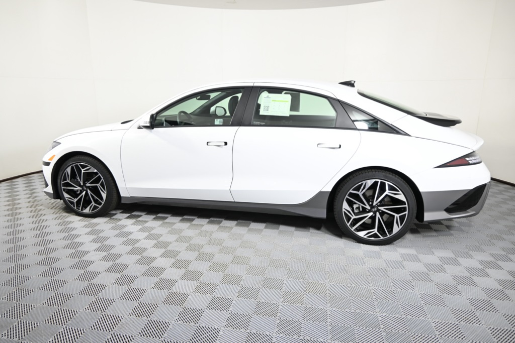 2024 Hyundai Ioniq 6 SEL photo 3