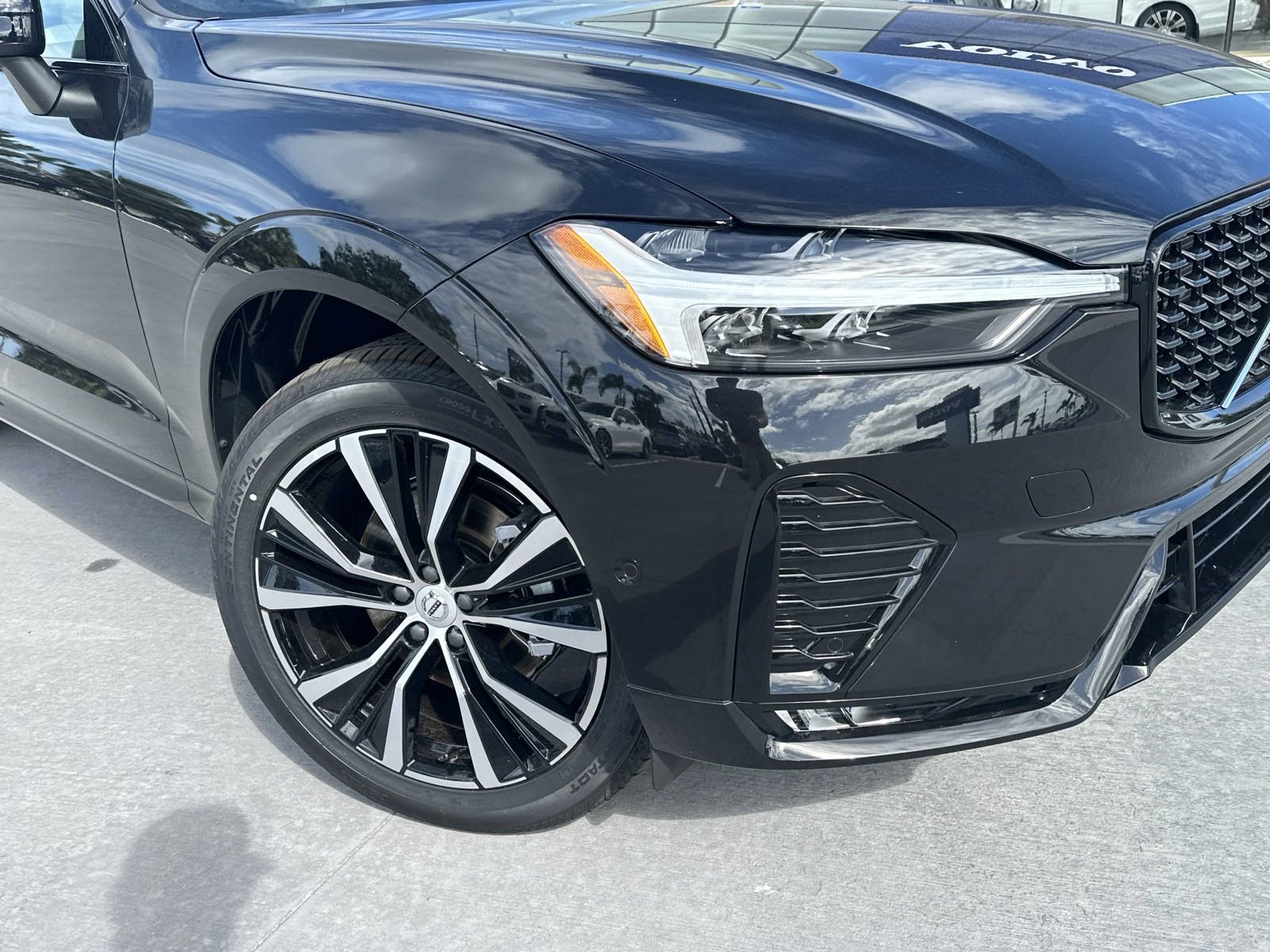 2025 Volvo XC60 Plus photo 2