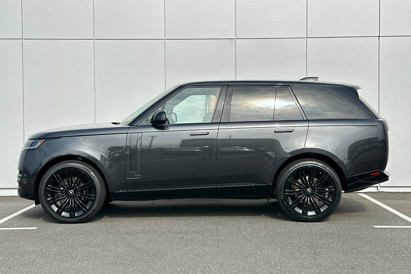 2025 Land Rover Range Rover SE photo 2
