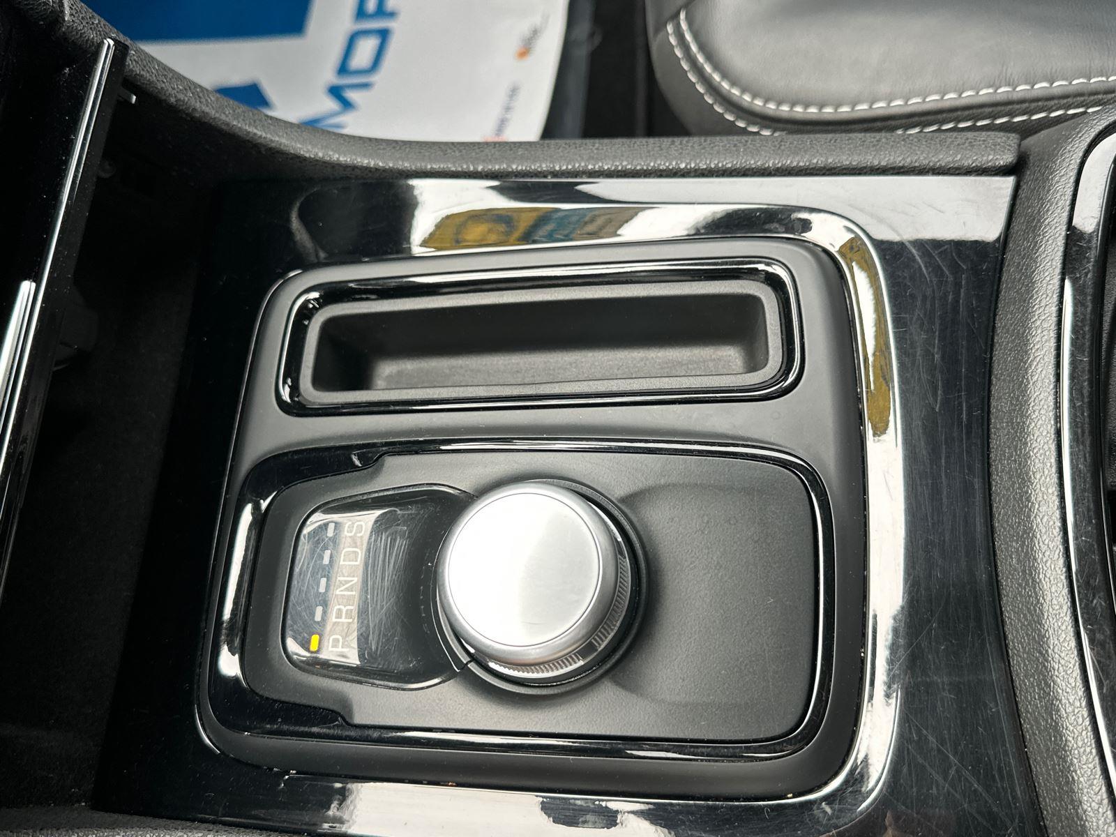 2020 Chrysler 300 photo 18