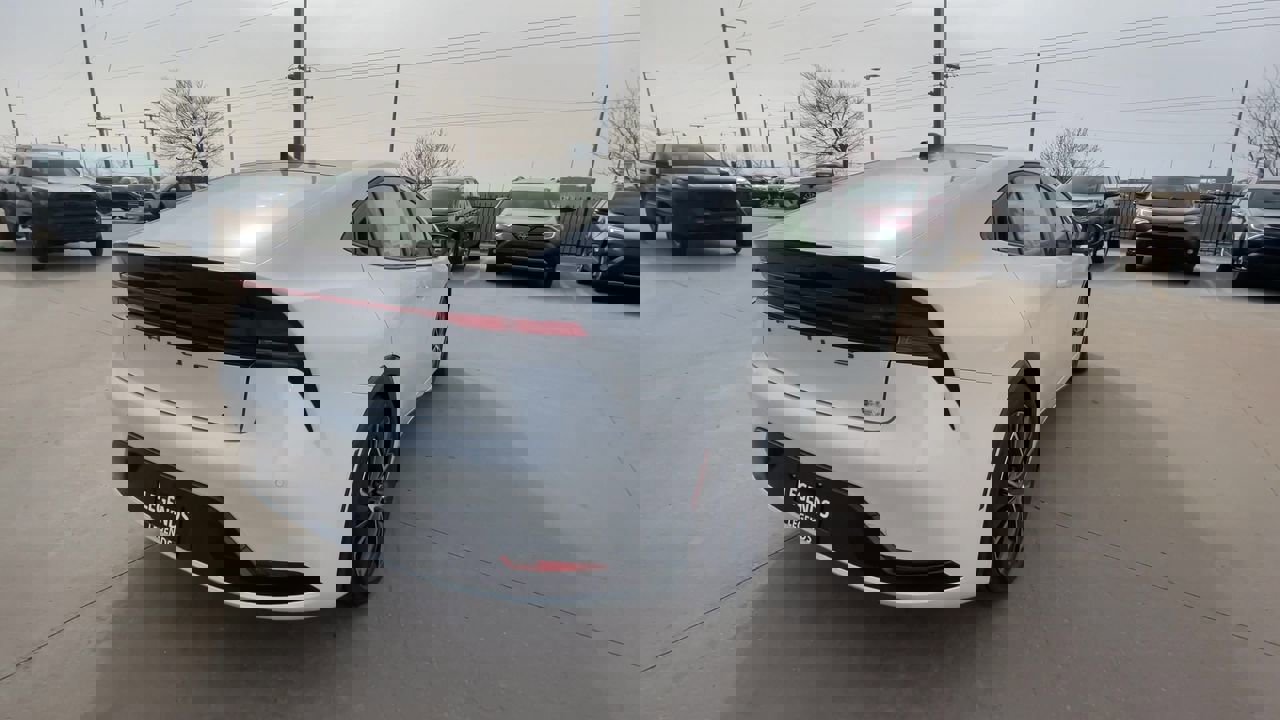 2025 Toyota Prius XLE photo 8