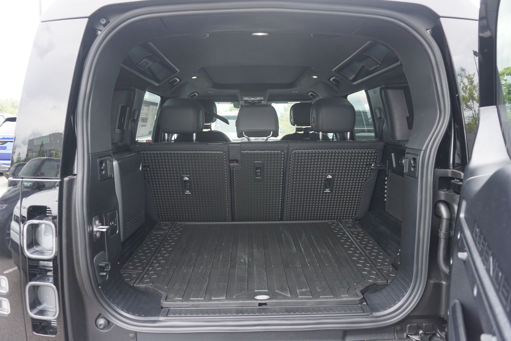 2025 Land Rover Defender 110 V8 photo 31