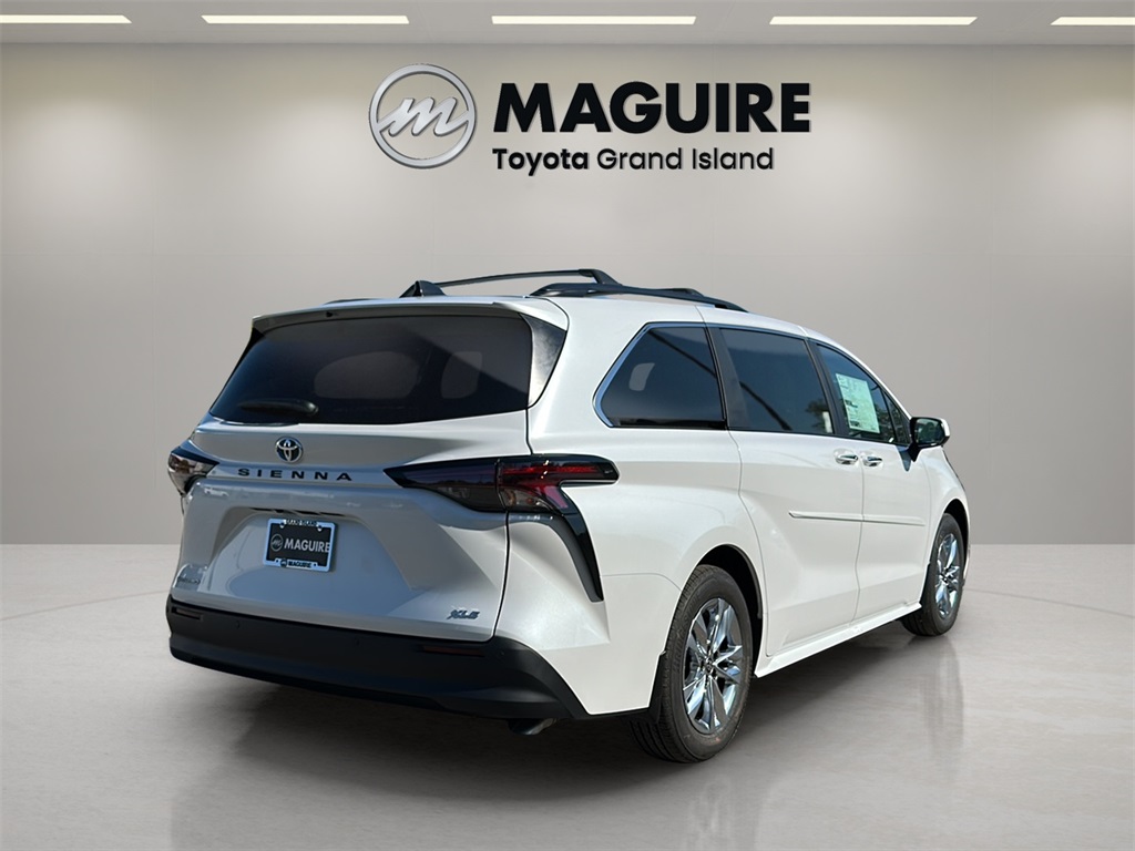2025 Toyota Sienna XLE photo 6