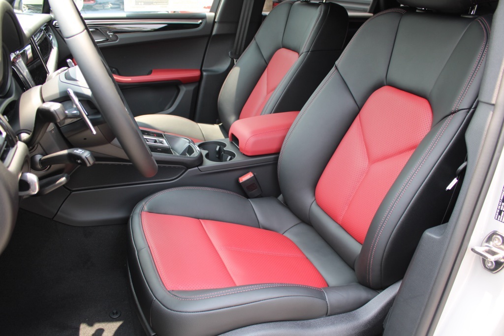 2025 Porsche Macan S photo 4