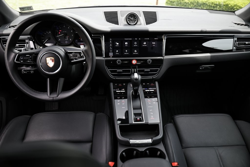 2025 Porsche Macan T photo 30