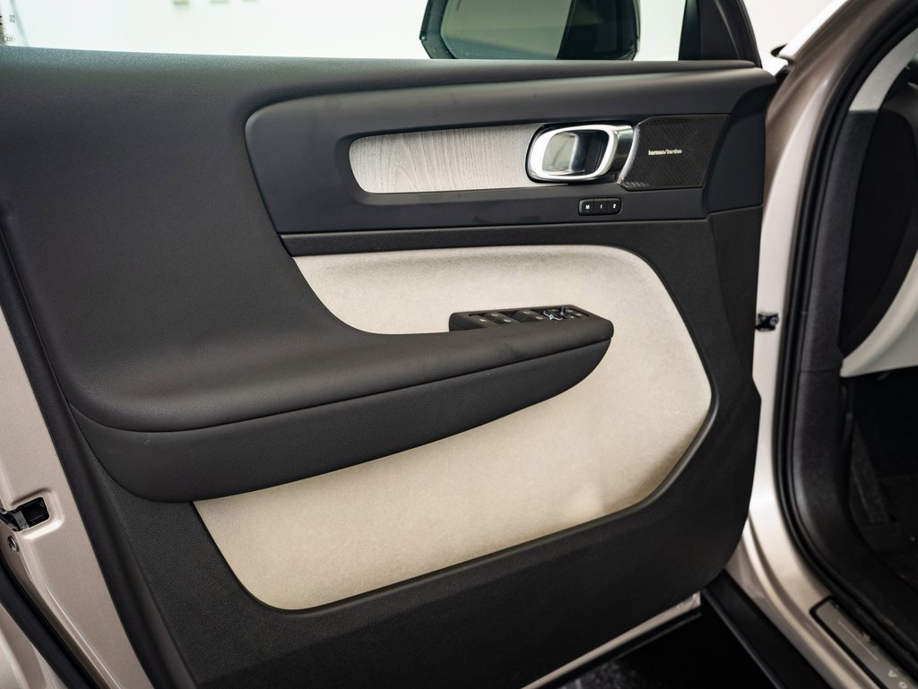 2024 Volvo XC40 Plus photo 21