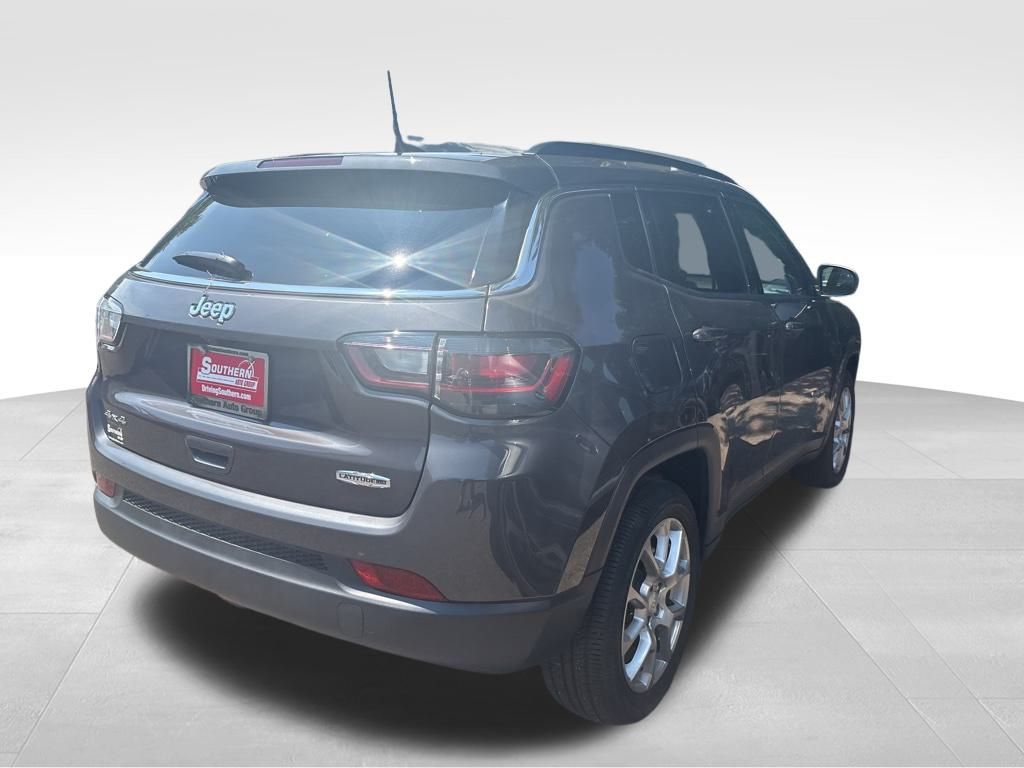 2024 Jeep Compass Latitude Lux photo 11
