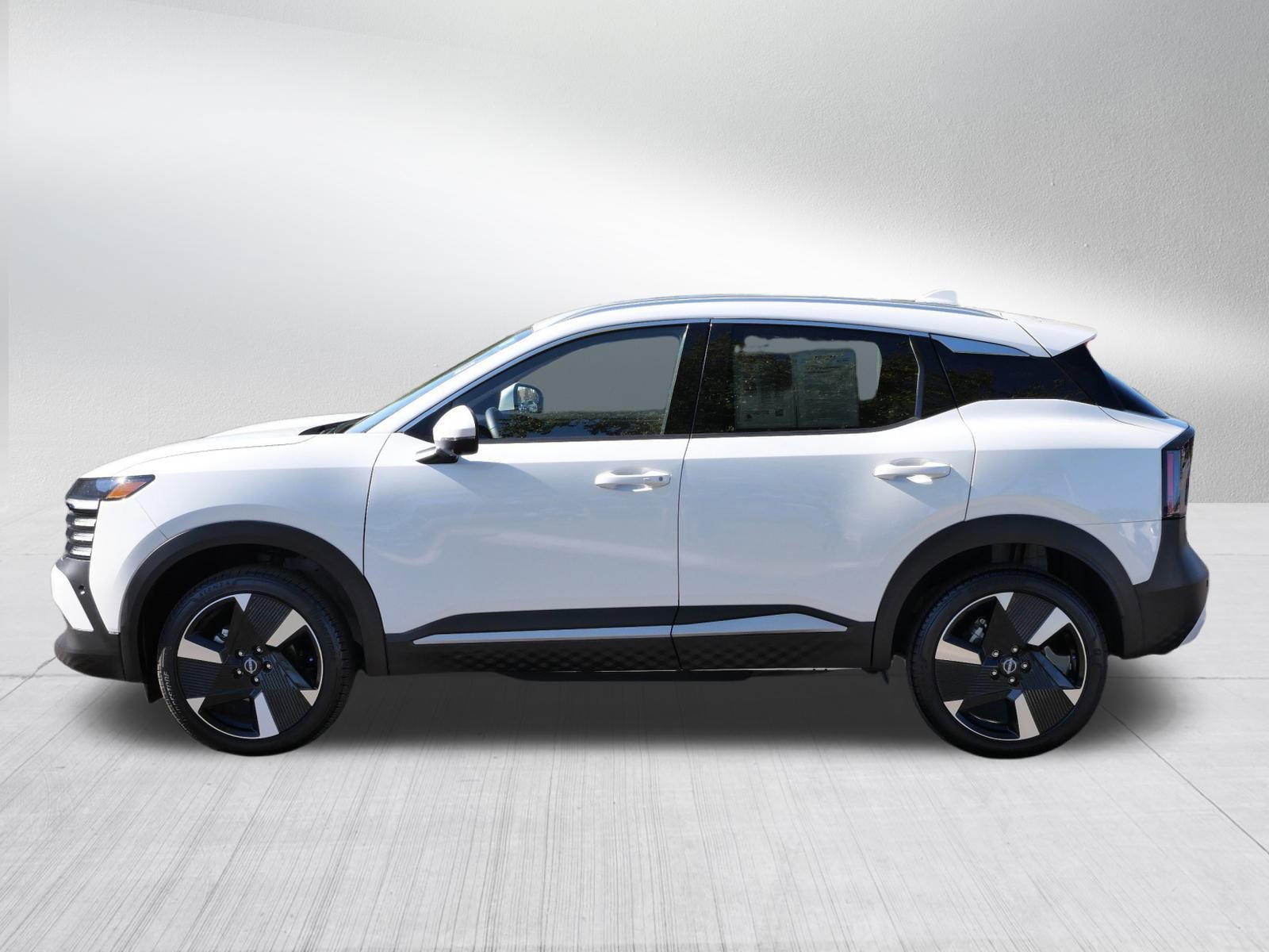 2025 Nissan Kicks SR photo 2
