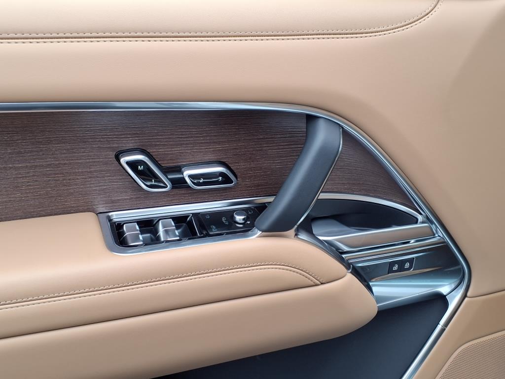2025 Land Rover Range Rover SE photo 9