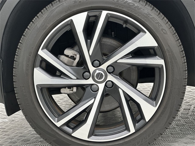 2022 Volvo XC40 R-Design photo 2