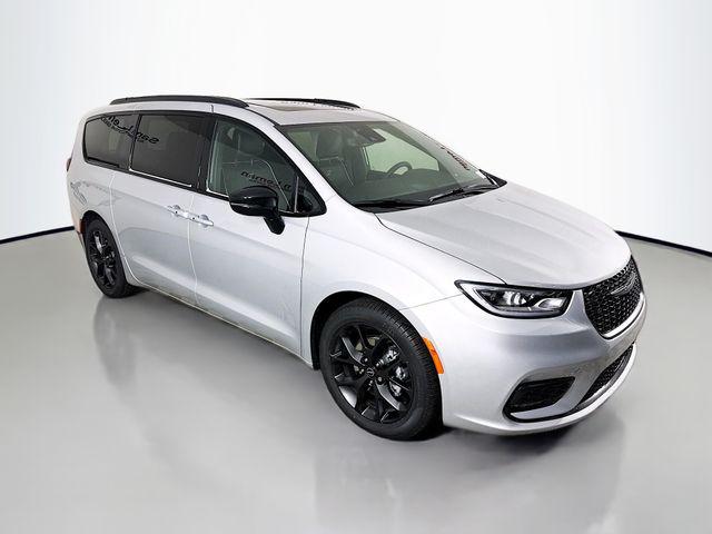 2026 Chrysler Pacifica Limited's photo