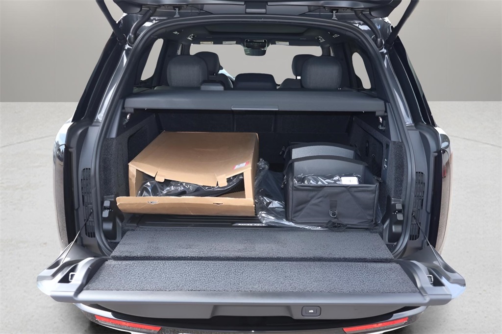 2025 Land Rover Range Rover SE photo 16