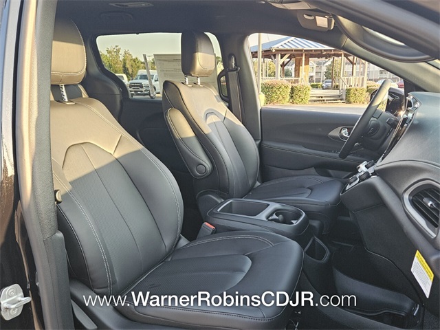 2026 Chrysler Pacifica photo 17
