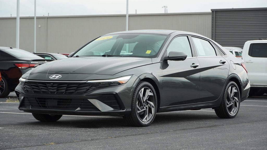 2024 Hyundai Elantra Limited photo 7