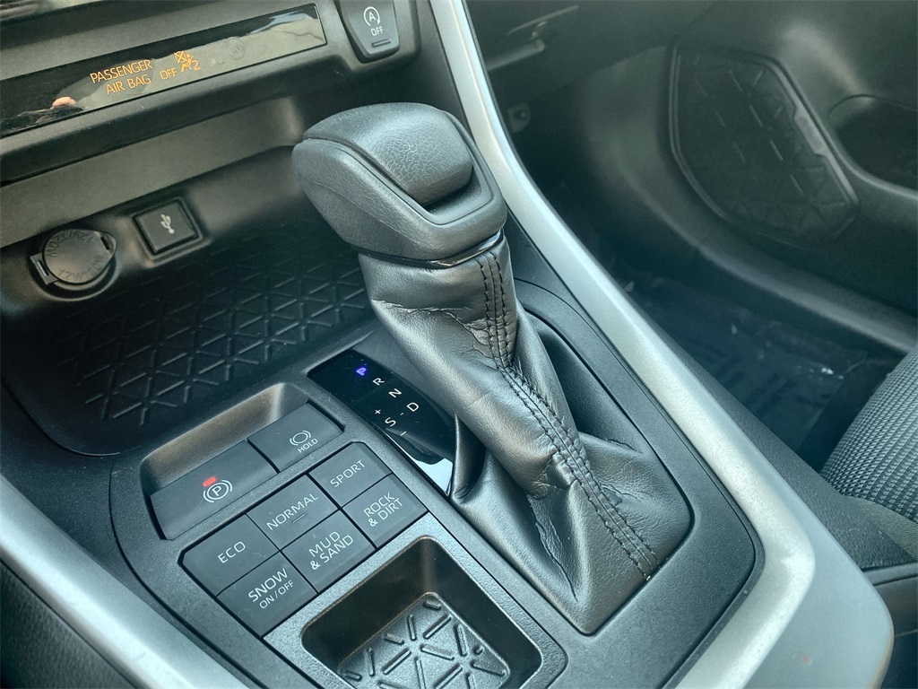 2022 Toyota RAV4 LE photo 20