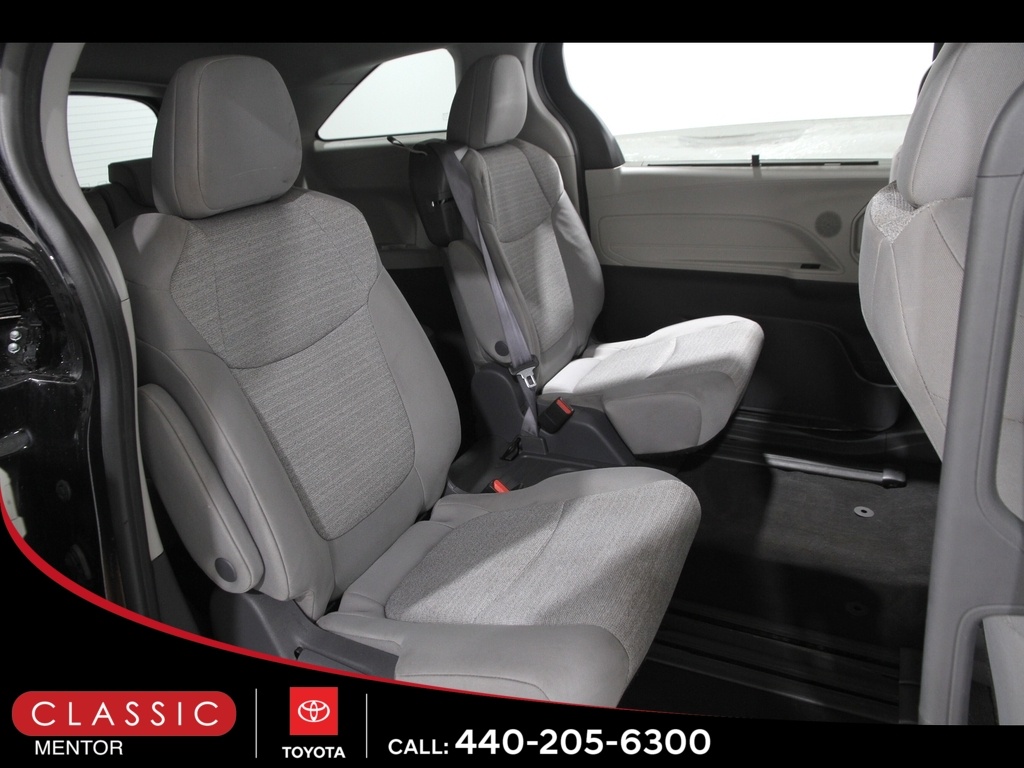 2021 Toyota Sienna LE photo 13