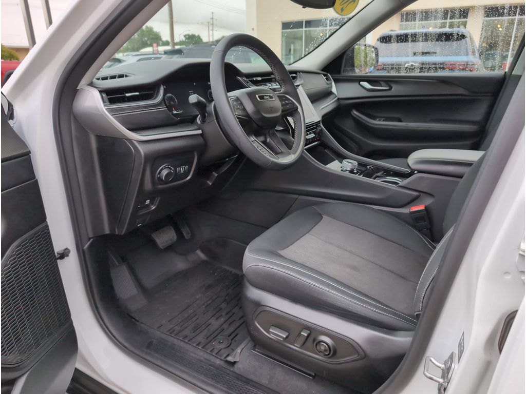 2023 Jeep Grand Cherokee Laredo photo 7