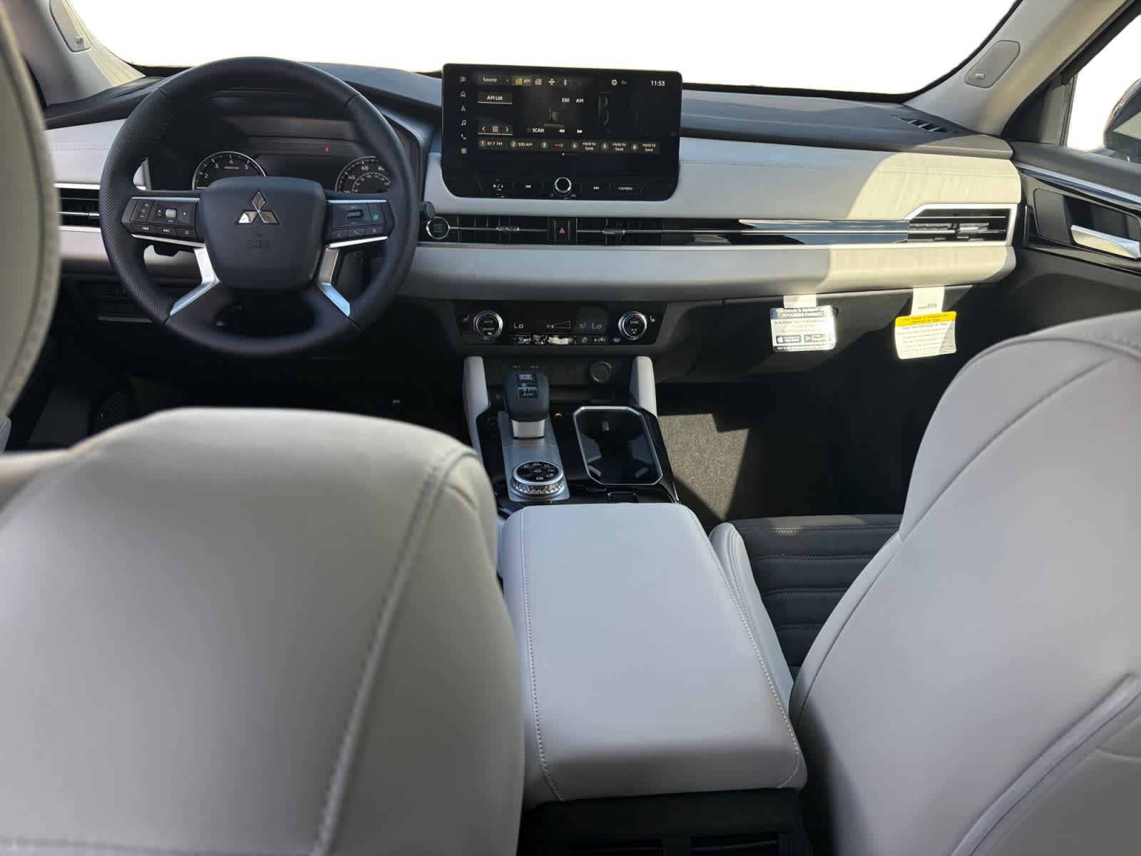 2025 Mitsubishi Outlander SE photo 3