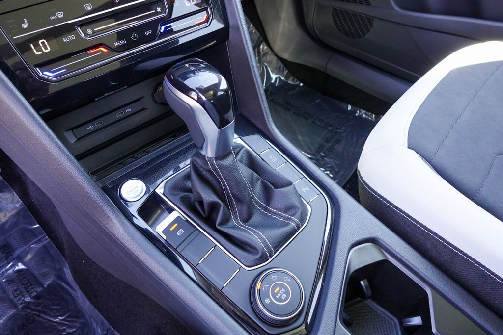 2025 Volkswagen Taos SE photo 15