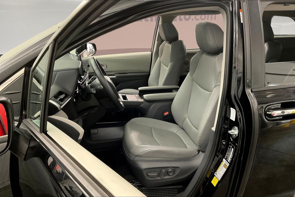 2021 Toyota Sienna XLE photo 25