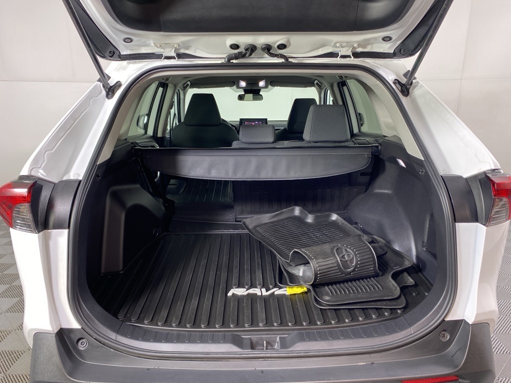 2022 Toyota RAV4 LE photo 17