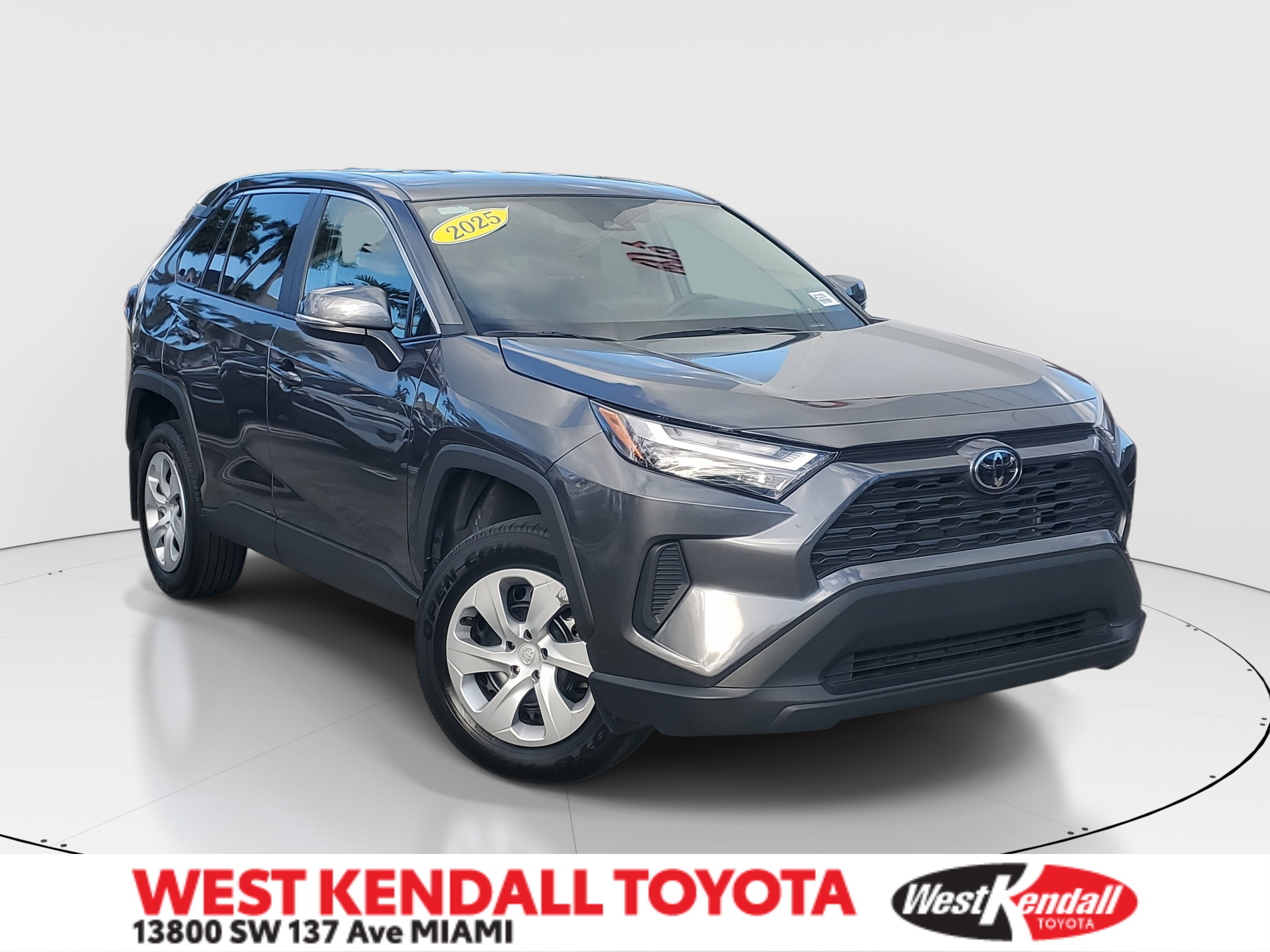 2025 Toyota RAV4 LE's photo