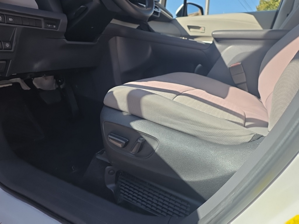2023 Toyota Sienna LE photo 9