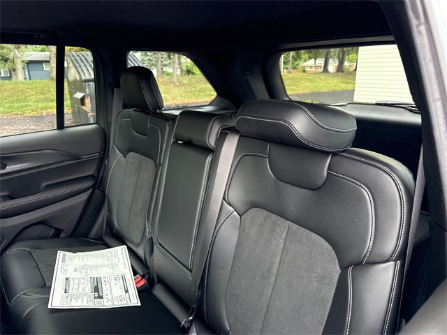2025 Jeep Grand Cherokee Altitude photo 4