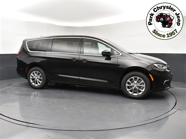 2026 Chrysler Pacifica Select's photo