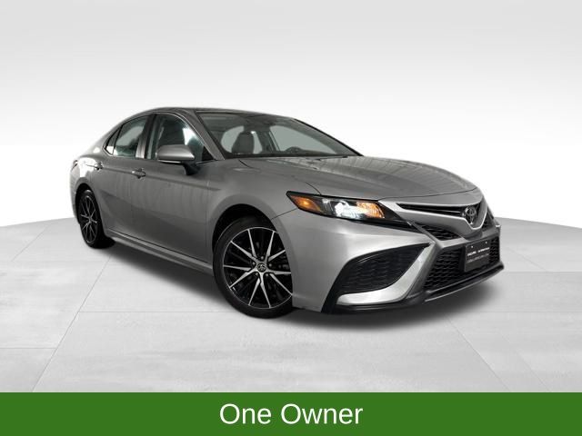 2024 Toyota Camry SE's photo