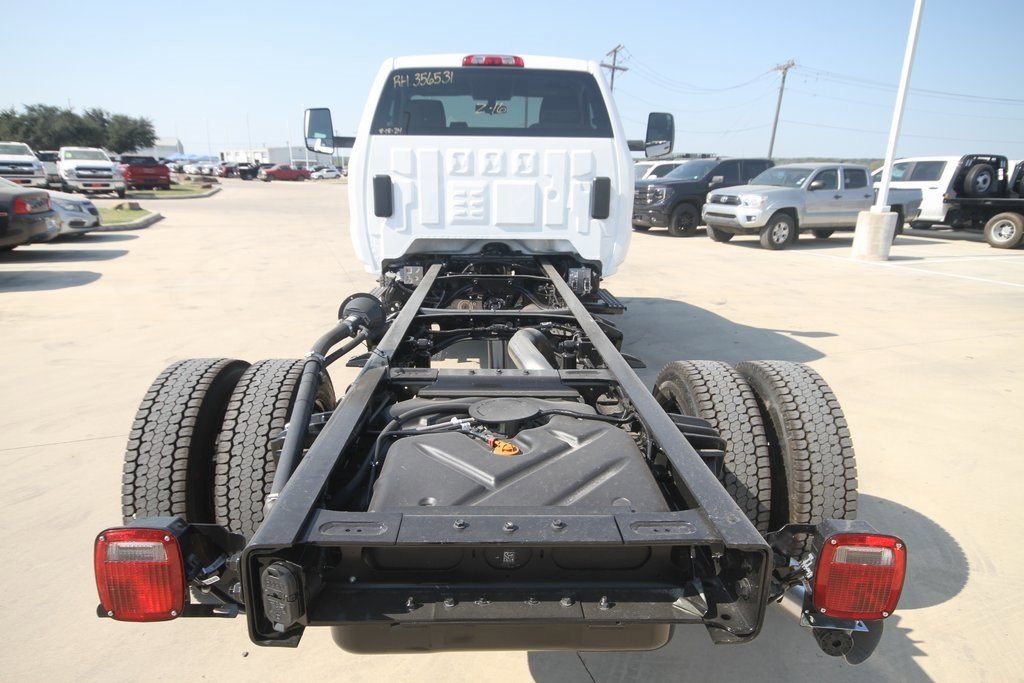 2024 Chevrolet Silverado 6500HD Work Truck photo 4