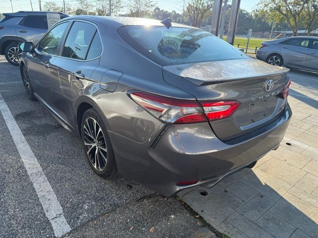 2019 Toyota Camry SE photo 3