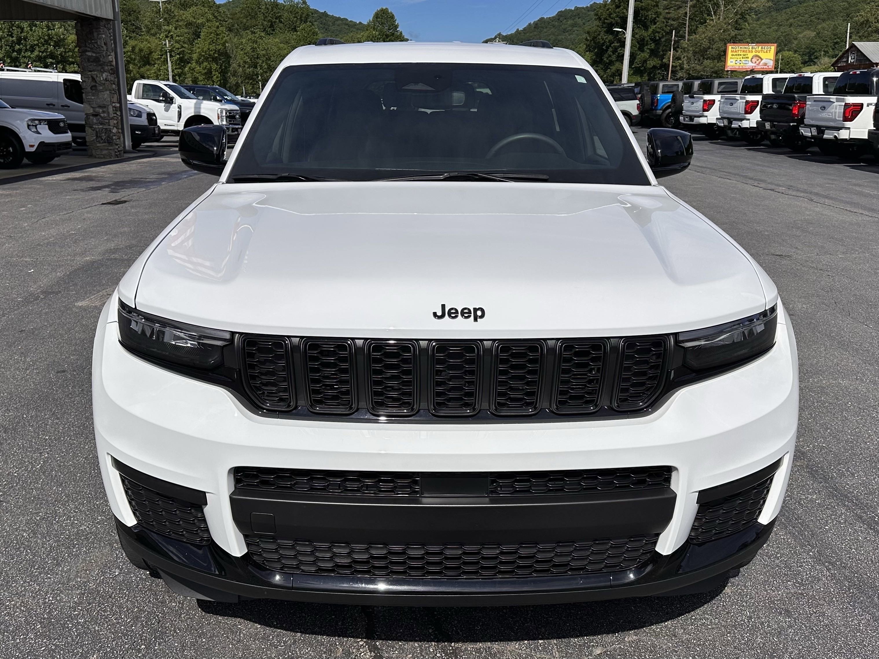 2023 Jeep Grand Cherokee Altitude photo 2