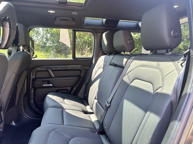 2025 Land Rover Defender 110 S photo 17