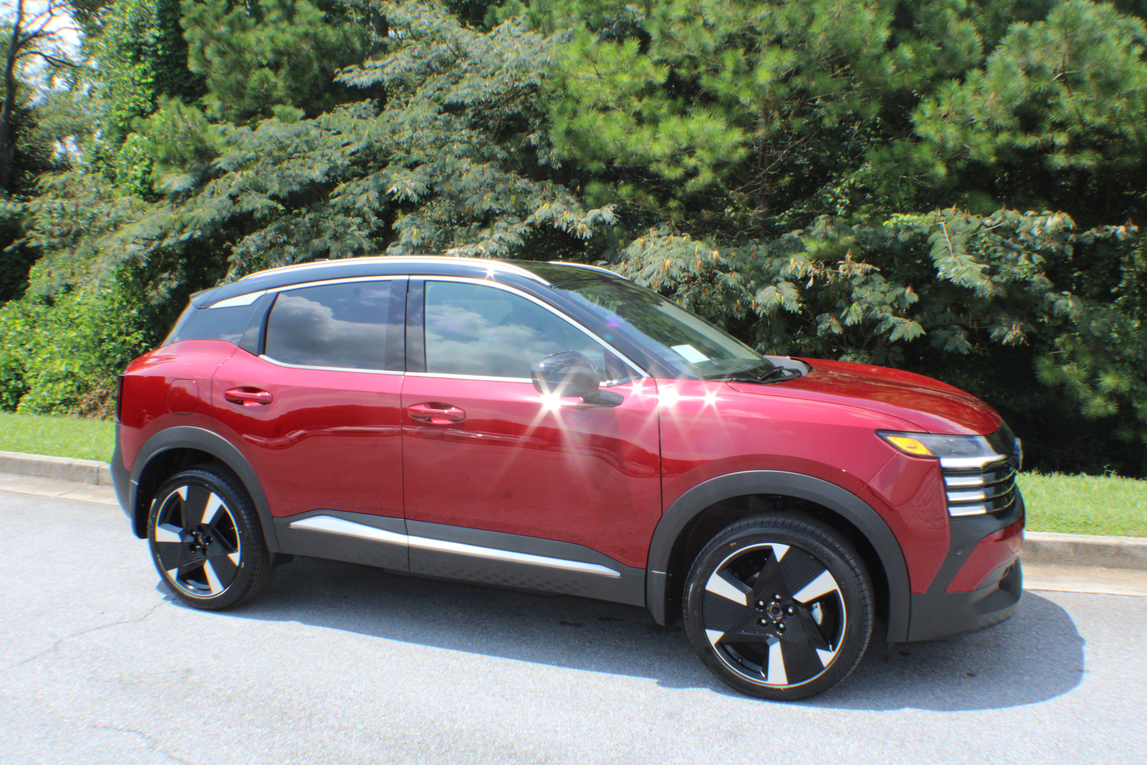 2025 Nissan Kicks SR's photo