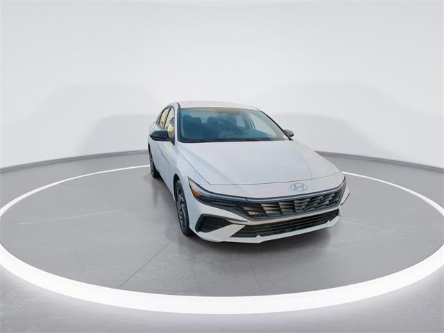 2025 Hyundai Elantra SEL Sport photo 2