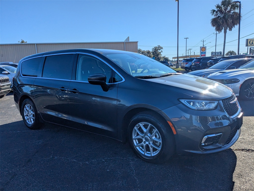 2023 Chrysler Pacifica Touring L's photo