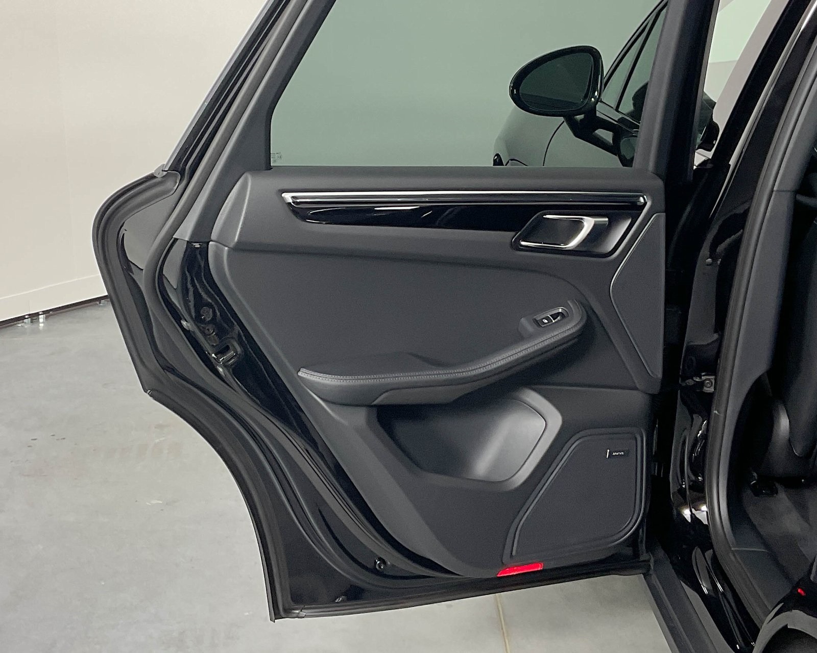2026 Porsche Macan T photo 27
